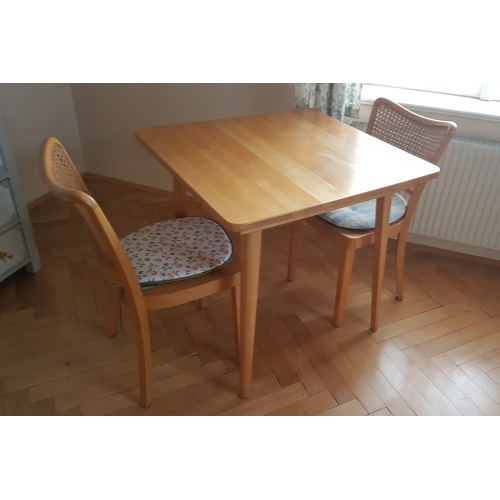 Tisch mit Stühlen_1